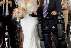 Парализованный отец провел свою дочь к алтарю в бионическом костюме