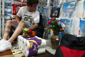 Форт из туалетной бумаги в супермаркете