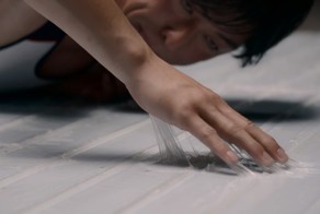 Человек против ловушки для тараканов