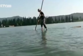 Китаец ежедневно плавает на работу на бамбуковой палке