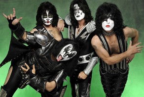 Редкие фотографии звезд. KISS в гримерке