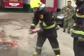 Дёшево и сердито: тушение пожара с помощью бутылки колы