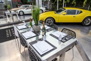 Ресторан в Майями с классическими автомобилями внутри