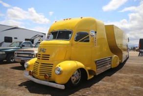 Потрясающий тягач-стримлайнер для перевозки автомобилей