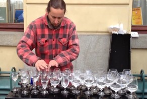  Уличный музыкант виртуозно играет на бокалах