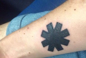 Неудачная татуировка с логотипом Red Hot Chili Peppers