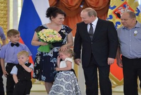 Владимир Путин попытался успокоить плачущую девочку на церемонии вручения ордена «Родительская слава» в Кремле