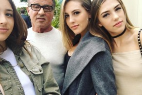 Три розы и один сорняк