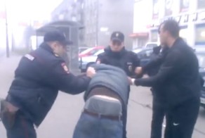Вежливые полицейские Санкт-Петербурга до последнего старались не применять силу к пьяным хулиганам. Не получилось