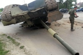 В подмосковном Наро-Фоминске перевернулся танк