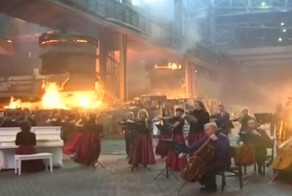 Оркестр исполнил главную тему «Игры престолов» в огненном чреве металлургического комбината имени Ильича