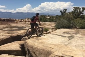 У этого экстремала похоже семь жизней! Велосипедист чуть не упал в пропасть