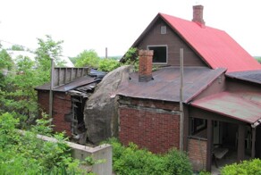 Выгодное вложение в дом, разрушенный огромным валуном