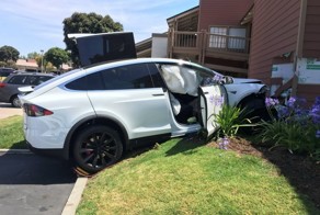 В авариях с участием электрокаров Tesla виноваты только водители