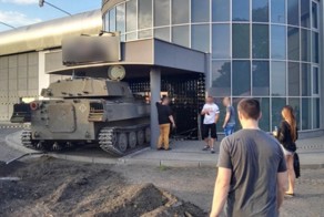 Пьяный поляк на гаубице протаранил ночной клуб