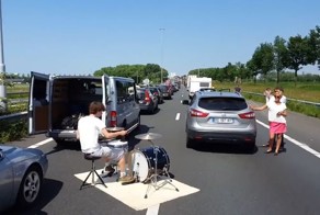 Парень нашёл интересный способ убить время в пробках