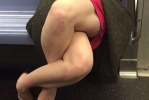 Это странное фото девушки со скрещенными ногами свело интернет с ума