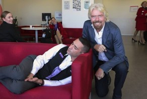 22 фотожабы про то, как Ричард Брэнсон застал сотрудника спящим на работе
