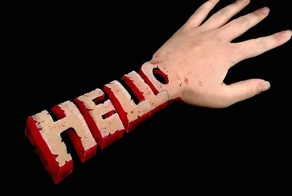 Художница создает невероятные иллюзии с помощью собственной левой руки