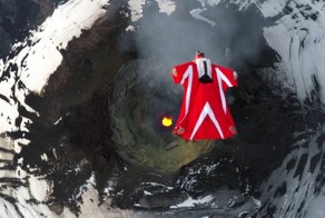 Жарко — это, когда ты летишь в вингсьюте над жерлом действующего вулкана