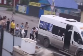 Жительницам Омска пришлось толкать заглохшую маршрутку, чтобы добраться домой
