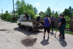 Жители Киренска самостоятельно заделывают ямы на дорогах