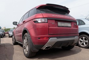 В Минске москвичка на Range Rover покусала инспекторов, пыталась съесть протокол