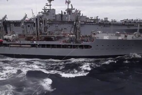 Дозаправка корабля танкером-заправщиком в бурном море