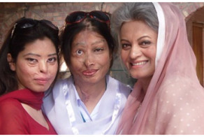 Владелица салонов красоты из Пакистана учит макияжу женщин, облитых кислотой