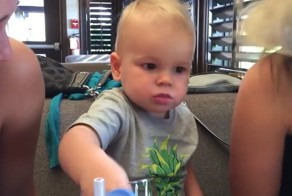 Малыш впервые попробовал клюкву 