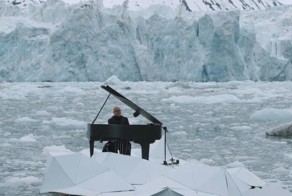 Итальянский композитор сыграл на рояле на льдине