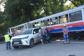 В Ростове детский поезд протаранил Lexus