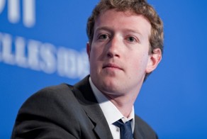 Паранойя Цукерберга: основатель Facebook заклеил скотчем веб-камеру и микрофон на своём ноутбуке