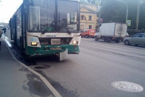 Авария дня. Автобус протаранил десять легковых машин