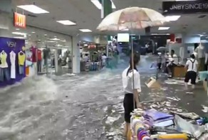 Река посреди торгового центра