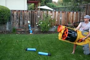 Первые 40 лет детства — самые сложные:  Бывший инженер NASA создал огромный игрушечный бластер