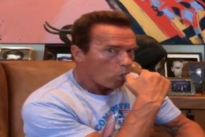 Арнольд Шварцнеггер показал уникальную технику быстрой и эффективной "накачки" мышц