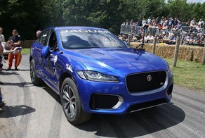 Jaguar F-Pace встал на два колеса