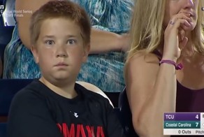 Игривый взгляд этого ребенка стал кульминацией бейсбольного матча