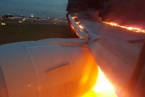 Сингапурский Boeing c 222 пассажирами на борту загорелся при посадке