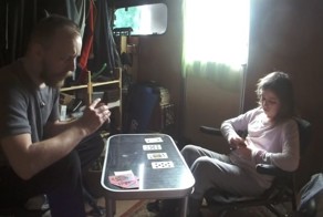 Отец и дочь, страдающие синдромом Туретта играют в карты