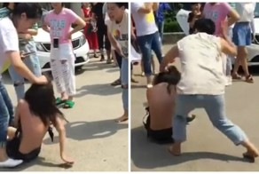 Обманутая жена прилюдно раздела любовницу мужа, а затем повалила ее и начала топтать ногами