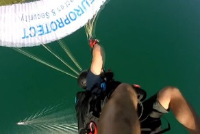 У парапланериста что-то пошло не так