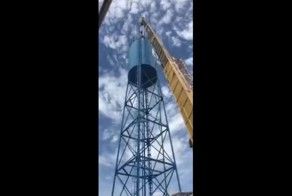 Зрелищное падение крана