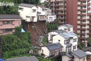 Из-за оползня в Нагасаки со склона  упал двухэтажный дом