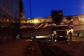 Грузовик снес пешеходный мост в Подмосковье
