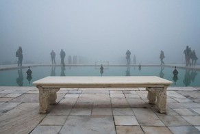 Нетипичные фотографии мировых достопримечательностей, сделанные стоя к ним спиной