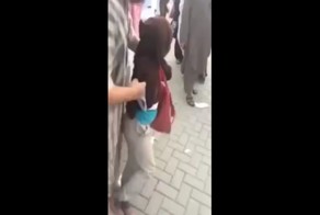 Чудесное исцеление маленького темнокожего попрошайки-инвалида