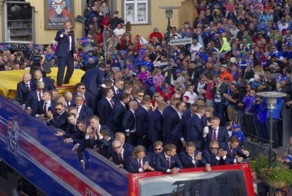 Именно так встречают настоящих чемпионов! Сборная Исландии вернулась домой