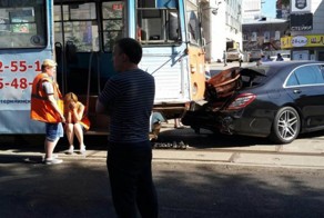 В Перми трамвай протаранил два дорогих Мерседеса